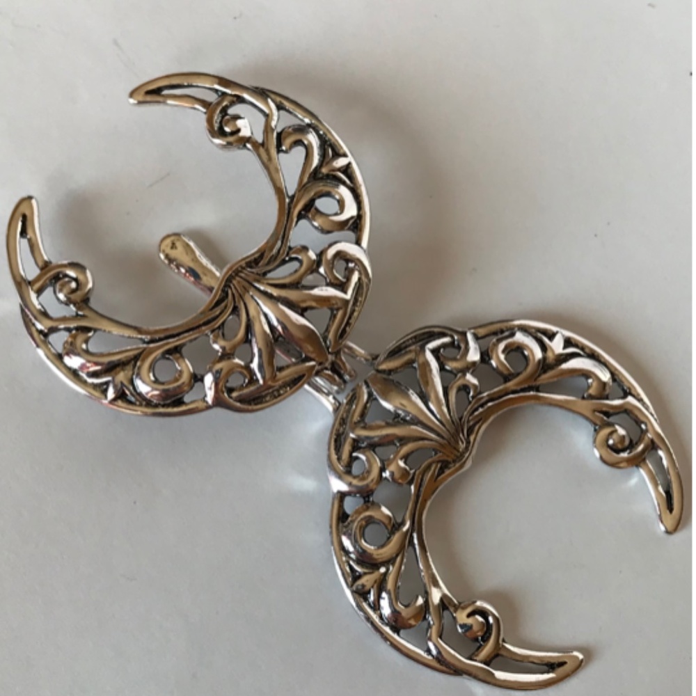 Moon cloak clasp in silver gorgeous! - Picture 2 of 6